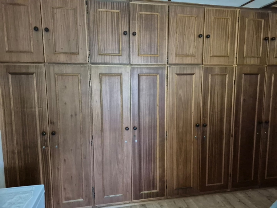 6 Bedroom Property for Sale in Flimieda North West